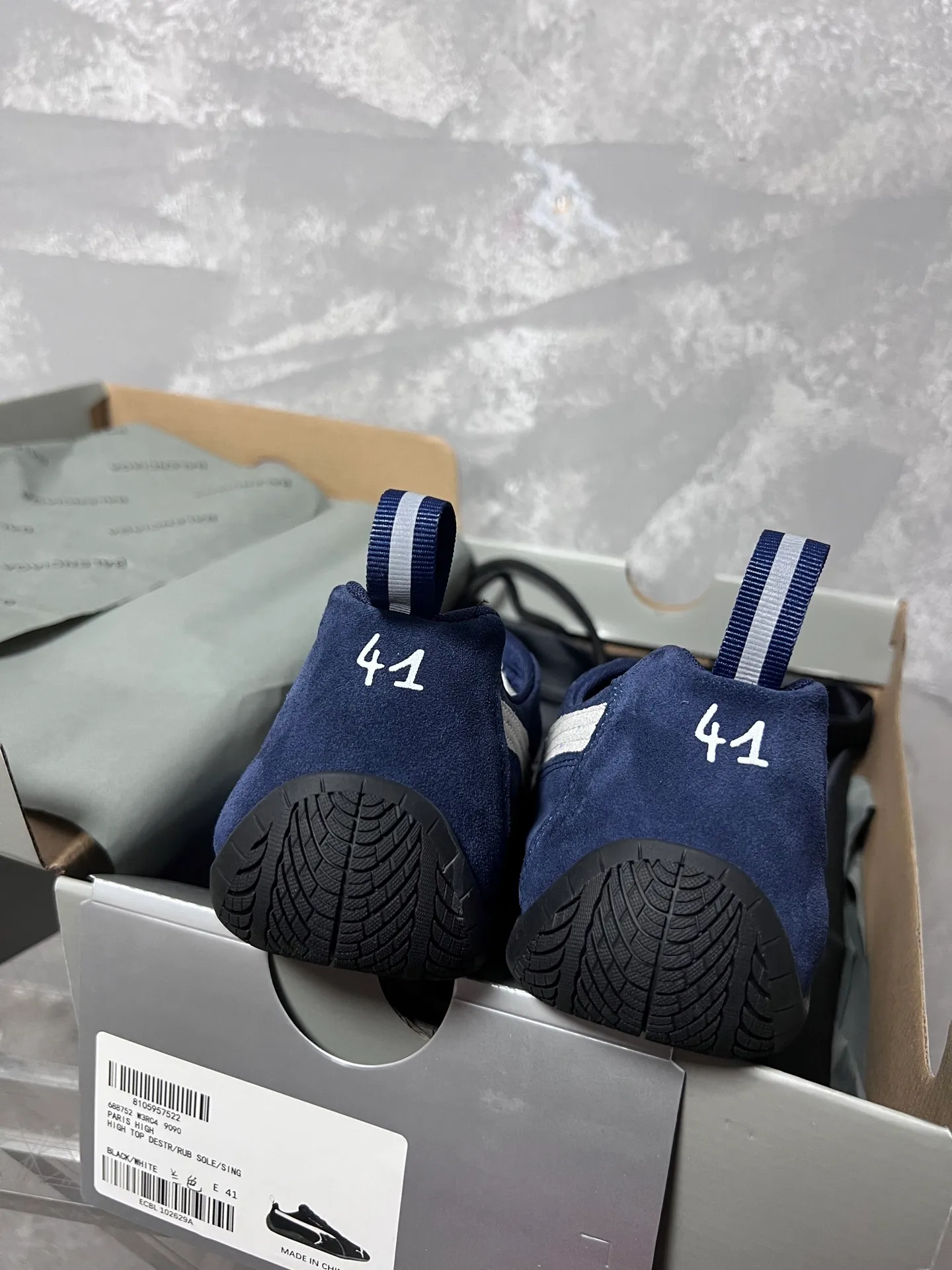 👟👟Ex-factory price 480👟👟 PUMA co-branded Balenciaga: Who knows! This pair of distressed and war-damaged Speedcats are so good-looking. The thin-soled sneakers have been upgraded to 2.0, which destroys the aesthetics of the street. More than half of the classic PUMA stripes on the side of the shoes have been "violently torn". The distressed treatment has a sense of ruined art, and it becomes the focus of the street in seconds! Hot stamping double logo + gold foil size mark on the heel, the details give a high-end feel Code number: 35-44 (45 customized)
